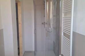 Dusche, Haartrockner, Bidet, Handtücher