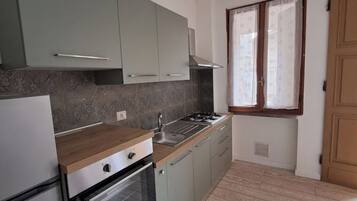 Four, plaque de cuisson, bouilloire électrique, grille-pain