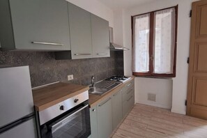 Een oven, een kookplaat, een waterkoker, een broodrooster