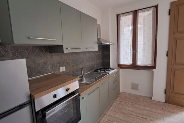 Four, plaque de cuisson, bouilloire électrique, grille-pain