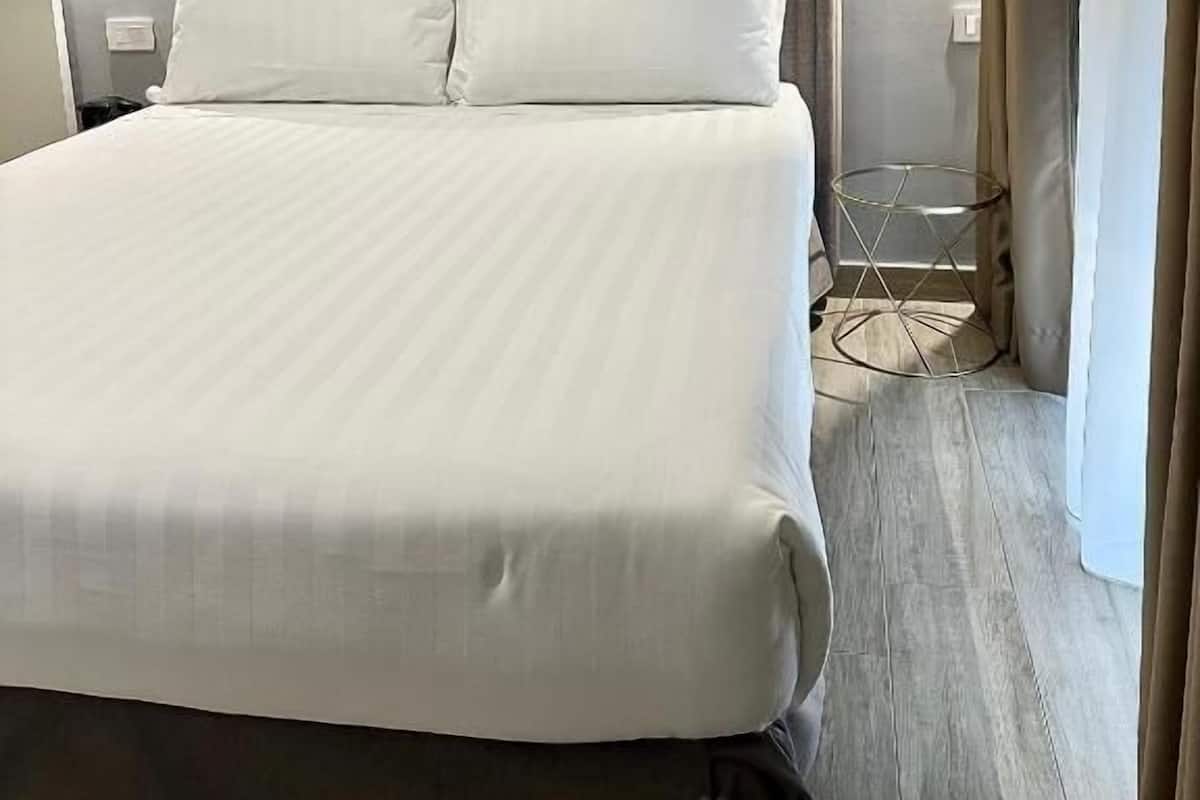 Comfort Room, Garden View | Minibar, in-room safe, desk, soundproofing