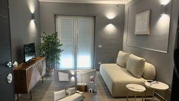 Deluxe Apartment, Balcony, Garden View | Living area