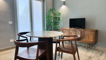 Deluxe Apartment, Balcony, Garden View | Living area