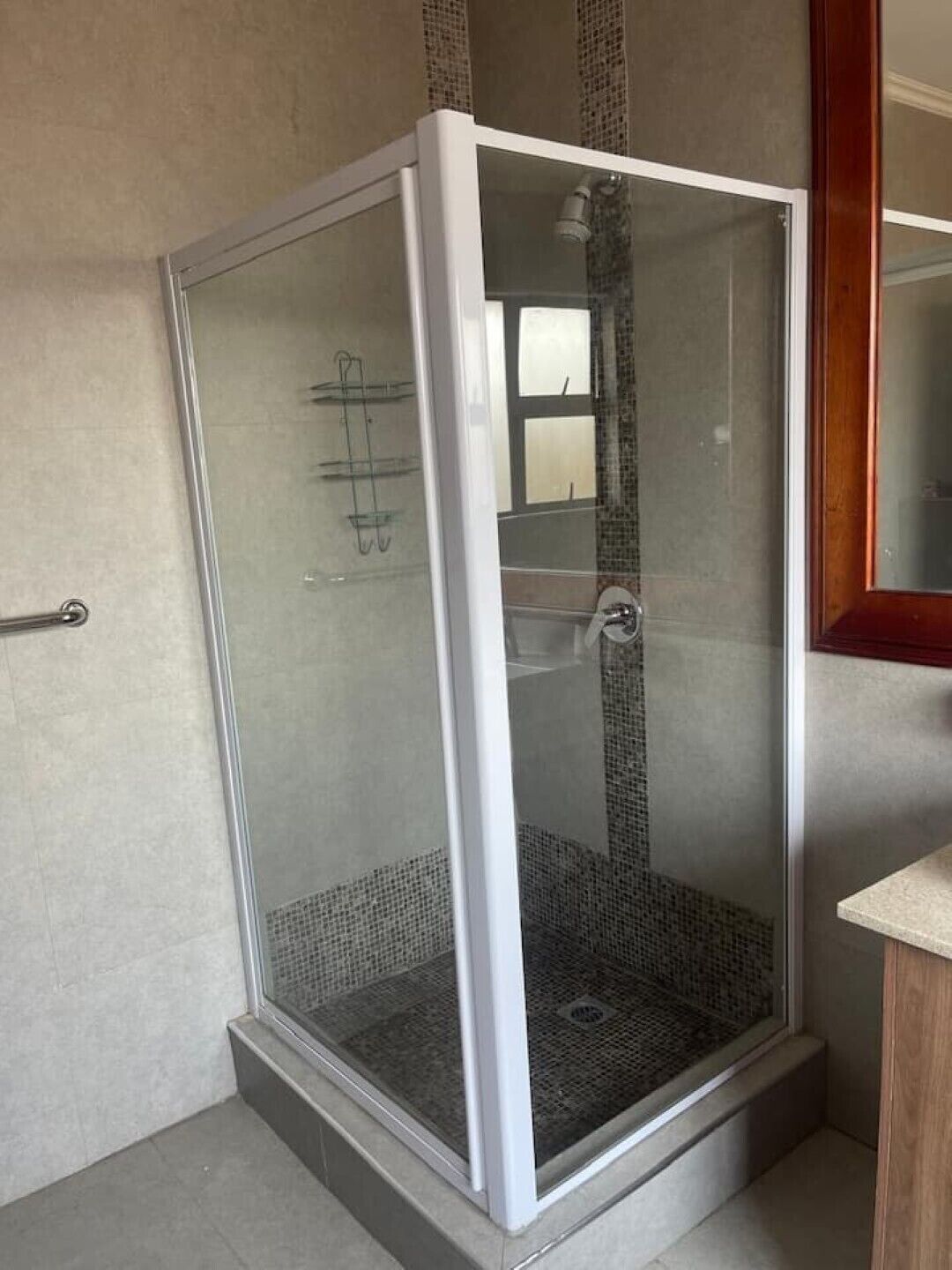 Secador de pelo, toallas, jabón y papel higiénico