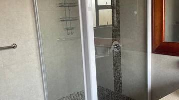 Secador de pelo, toallas, jabón y papel higiénico