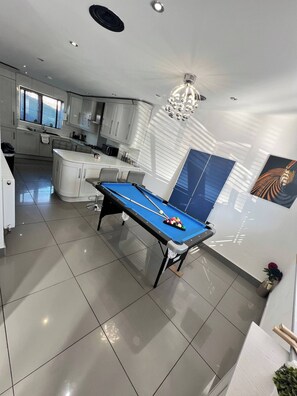 Maison, 4 chambres, patio | Salle de jeux