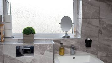 House, 4 Bedrooms, Patio | Bathroom