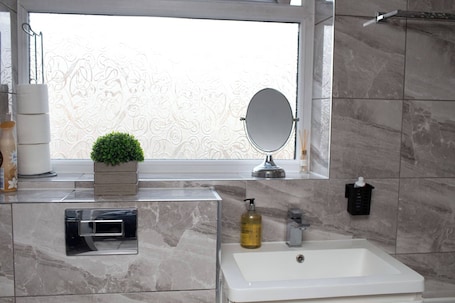 Baño. The Grey Mansion Near Manchester City, Co-ops Live