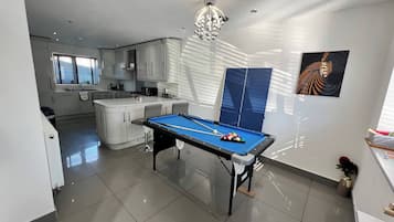 Maison, 4 chambres, patio | Salle de jeux