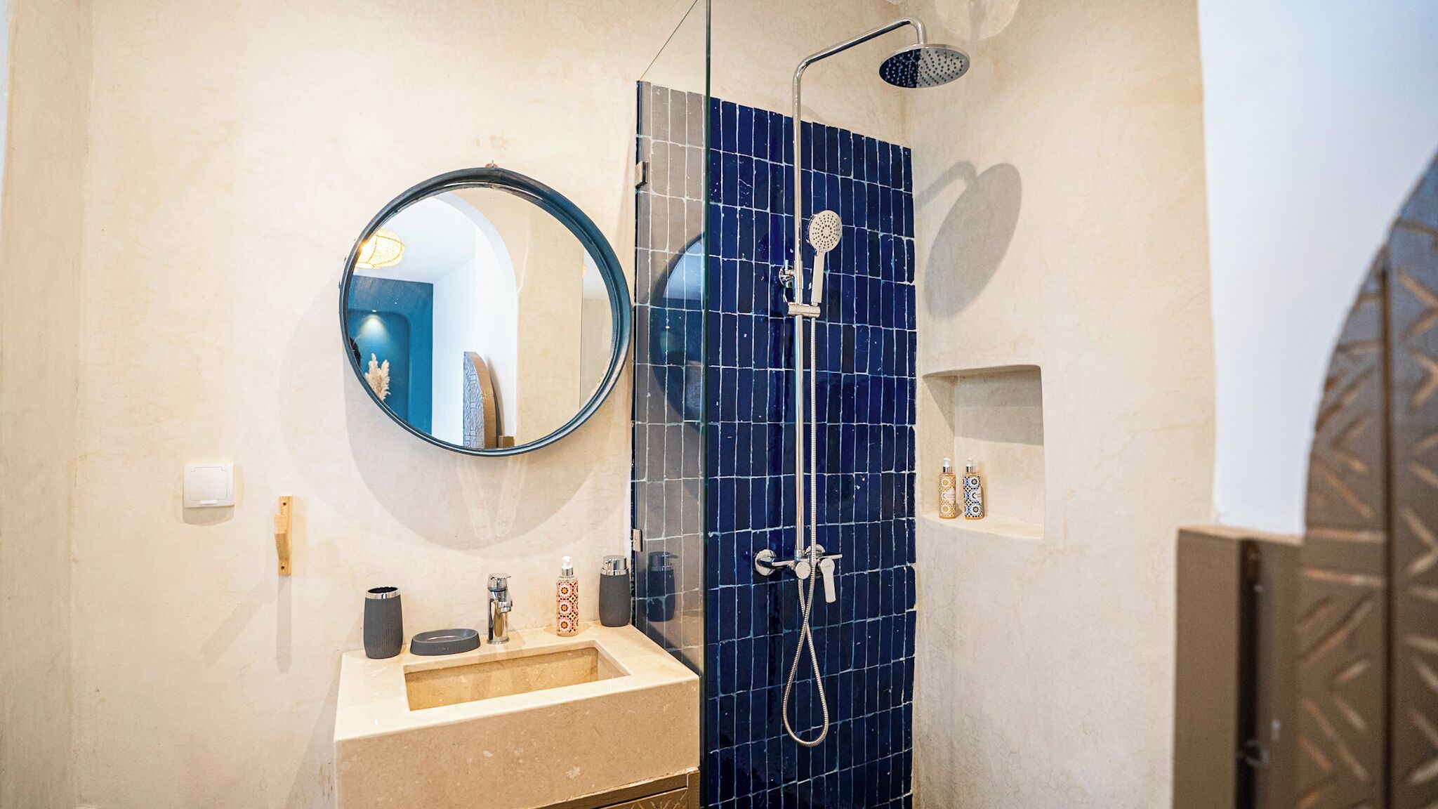 Suihku, hiustenkuivaaja, pyyhkeet, saippua