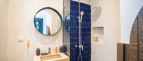 Suihku, hiustenkuivaaja, pyyhkeet, saippua