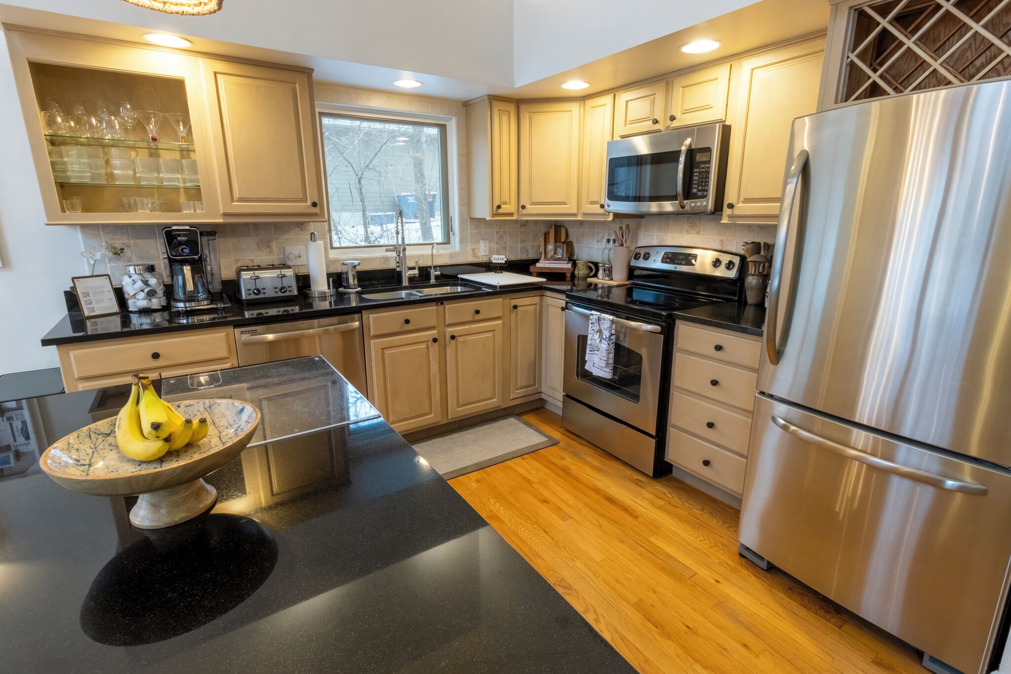 Réfrigérateur, micro-ondes, four, plaque de cuisson