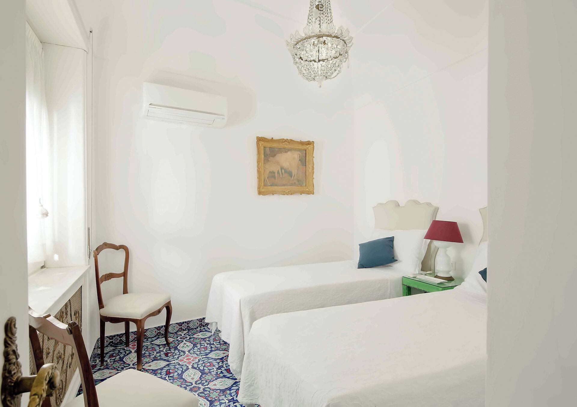 Rideaux occultants, chambres insonorisées, fer et planche à repasser