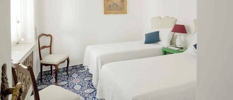 Verduisterende gordijnen, geluiddichte muren