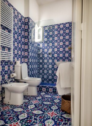 Ducha, artículos de tocador gratuitos, bidet, toallas