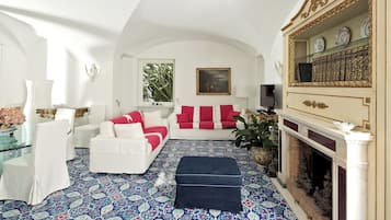 Apartemen Desain, 2 kamar tidur, AC, pemandangan laut | Area keluarga | Televisi layar datar 40-inci dengan saluran TV kabel