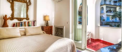 Leilighet – deluxe, 2 soverom, aircondition, sjøutsikt | Blendingsgardiner, lydisolert, strykejern/-brett og wi-fi (inkludert)