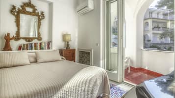 Apartemen Desain, 2 kamar tidur, AC, pemandangan laut | Didekorasi berbeda-beda dan dilengkapi dengan perabotan berbeda-beda