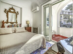 Design Apartment, 2 Bedrooms, Air conditioning, Sea View | Individually decorated, individually furnished, blackout drapes - Villa Alba (Capri)