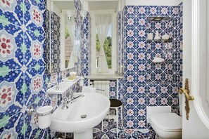 Design Apartment, 2 Bedrooms, Air conditioning, Sea View | Bathroom | Shower, free toiletries, bidet, towels - Villa Alba (Capri)