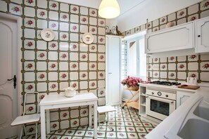 Design Apartment, 2 Bedrooms, Air conditioning, Sea View | Private kitchen | Dishwasher, electric kettle, cookware/dishes/utensils, cleaning supplies - Villa Alba (Capri)