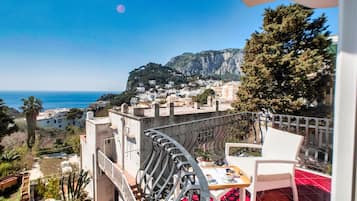 Appartamento Deluxe, 2 camere da letto, aria condizionata, vista mare | Terrazza/patio