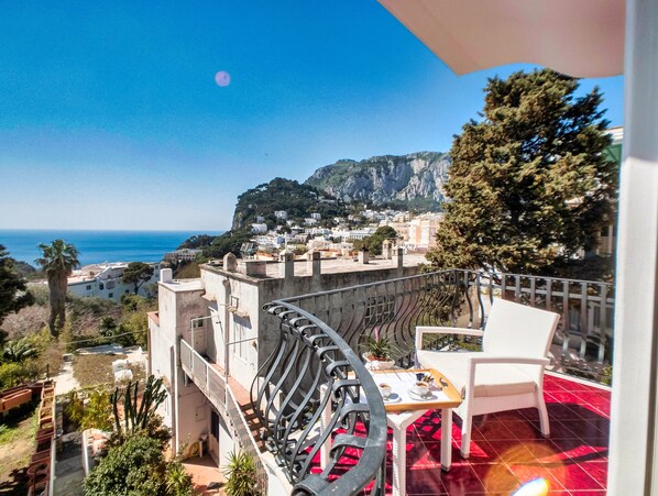 Design Apartment, 2 Bedrooms, Air conditioning, Sea View | Terrace/patio - Villa Alba (Capri)