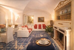 Deluxe appartement, 2 slaapkamers, airconditioning, uitzicht op zee | Woonruimte