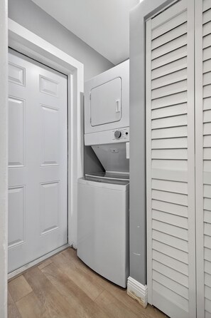 Interior - Coral Ridge Suites #1 - Heated Pool, Beach Gear (Fort Lauderdale)