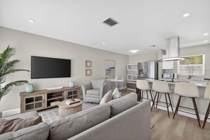 Smart TV, books - Coral Ridge Suites #1 - Heated Pool, Beach Gear (Fort Lauderdale)