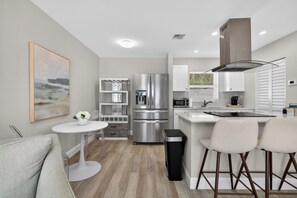 Fridge, microwave, oven, stovetop - Coral Ridge Suites #1 - Heated Pool, Beach Gear (Fort Lauderdale)