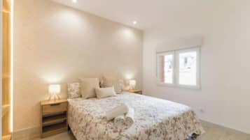 4 slaapkamers, een bureau, een strijkplank/strijkijzer, reisbedje