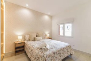 4 slaapkamers, een bureau, een strijkplank/strijkijzer, reisbedje