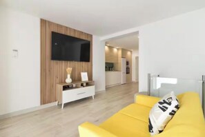 Smart TV - Renovated 4-Bedroom Apartment with Easy Access to Madrid City Center (Madrid)