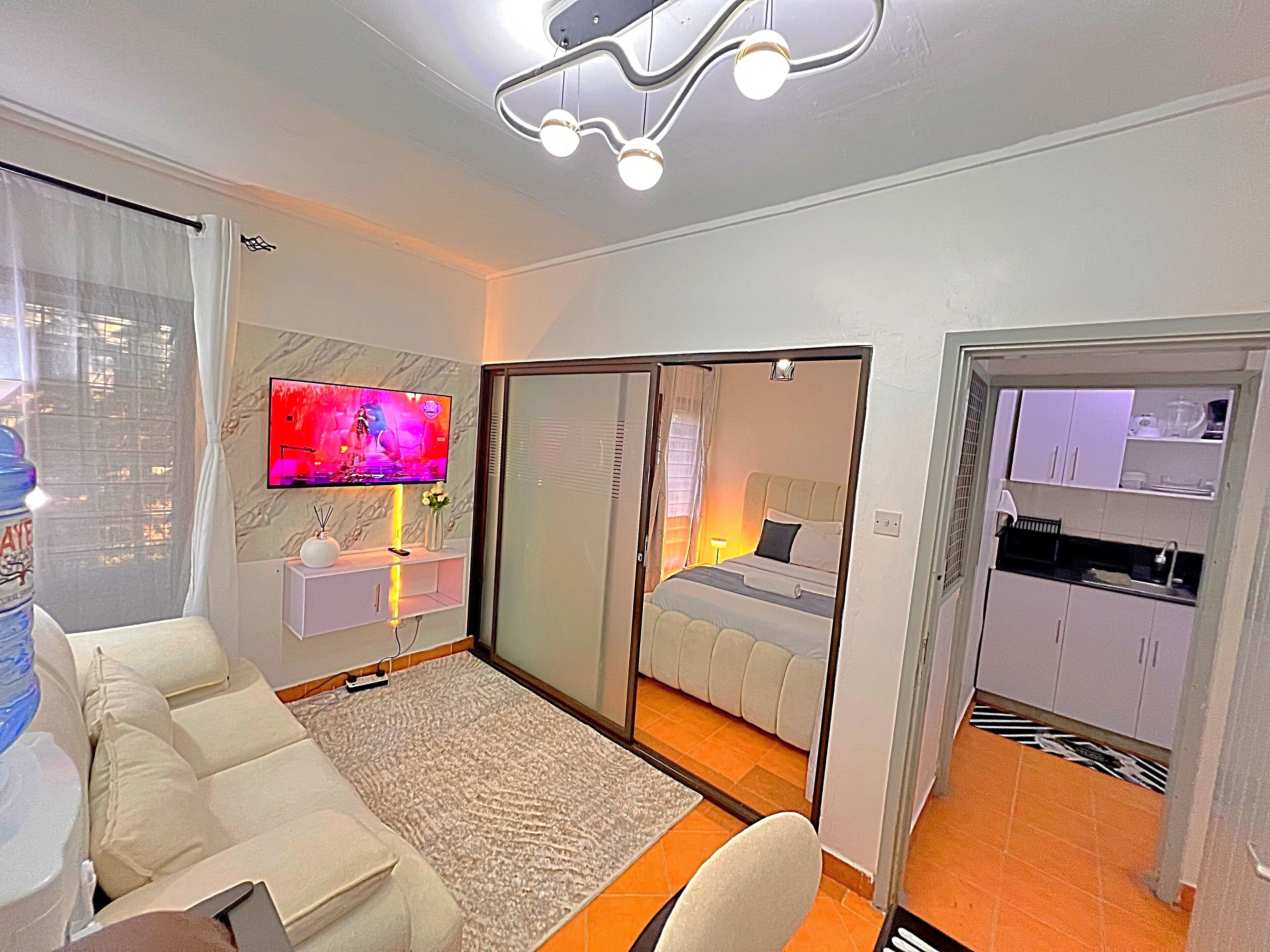 Tabla de planchar con plancha, wifi y ropa de cama 