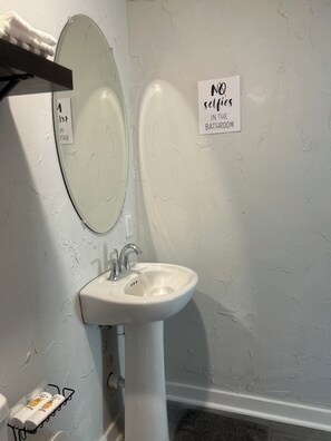 Toallas, jabón, champú y papel higiénico