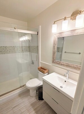 Bathroom - Coastal 4BR Haven • Steps to Wilmington River • Near Historic Savannah (Savannah)