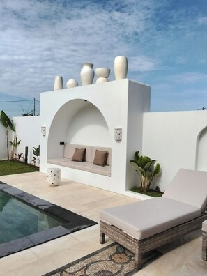 Outdoor pool - 2-bedroom villa, huge pool, close to ubud center (Ubud)