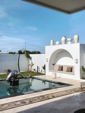 Outdoor pool - 2-bedroom villa, huge pool, close to ubud center (Ubud)