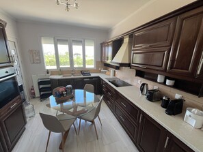 Fridge, oven, stovetop, dishwasher