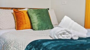 Room - Cozy 2-BR Home w/ Parking & High-Speed Wi-Fi (Tucker)