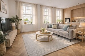 Smart TV - Serene 3-Bed Retreat for 6 | Elegant Central Home (London)
