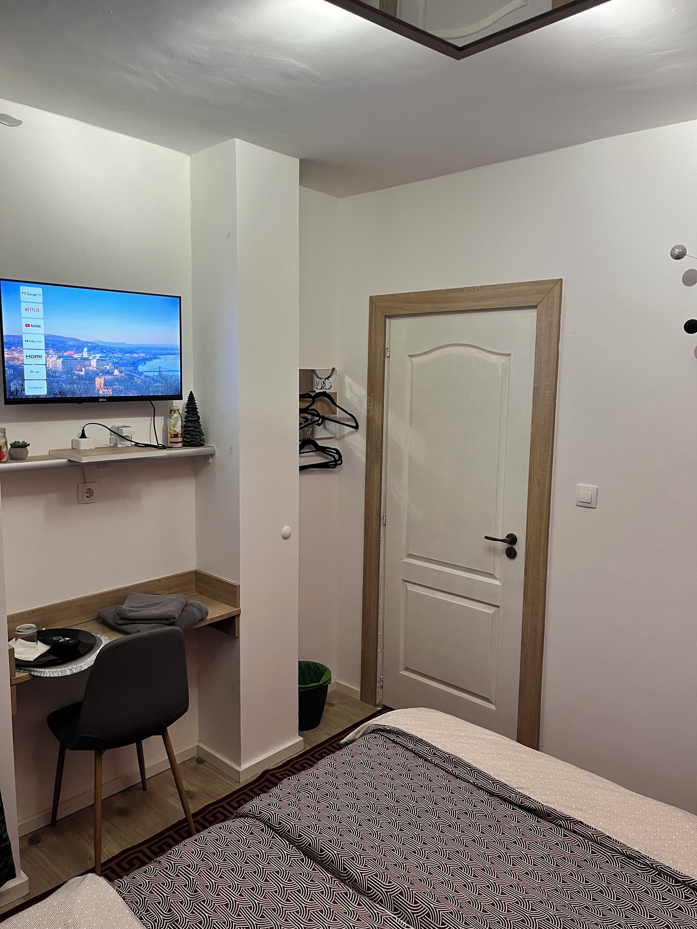 Basic-Einzelzimmer | Kostenlose Minibar, Schreibtisch, laptopgeeigneter Arbeitsplatz