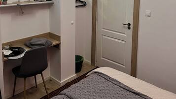 Basic-Einzelzimmer | Kostenlose Minibar, Schreibtisch, laptopgeeigneter Arbeitsplatz