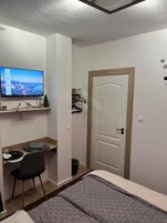 Quarto solteiro básico | Frigobar (abastecido com itens grátis), escrivaninha