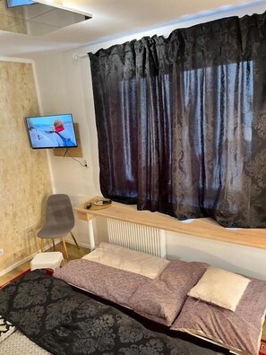 Habitación doble, balcón, vista al valle | Artículos del minibar gratis y escritorio 