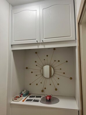 Minibar con artículos gratuitos y escritorio 