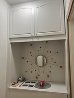 Quarto solteiro básico | Frigobar (abastecido com itens grátis), escrivaninha