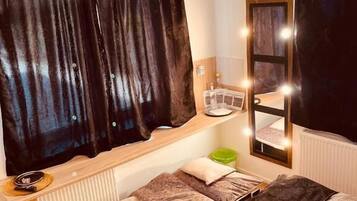 Tweepersoonskamer, balkon, uitzicht op vallei | Geluiddichte muren, een strijkplank/strijkijzer, gratis wifi