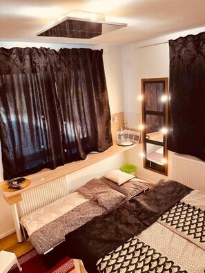 Dobbeltrom, balkong, dalutsikt | Minibar (inkludert), skrivebord, skrivebord for bærbar PC og lydisolert